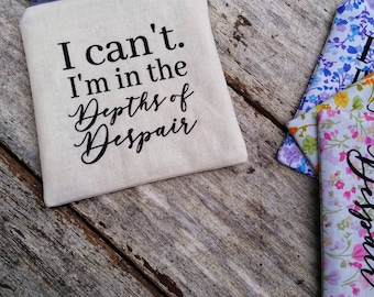 Könnte beinhalten: Eine weiße Canvas-Reißverschlusstasche mit dem Text "I can't. I'm in the Depths of Despair" in schwarzer Schrift.