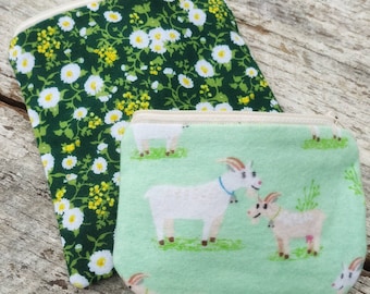 Frühlingskinder grün Reißverschlusstäschchen Set. Baby Ziegen und Gänseblümchen. Kleingeldbörse. Wiederverwendbare Taschen.