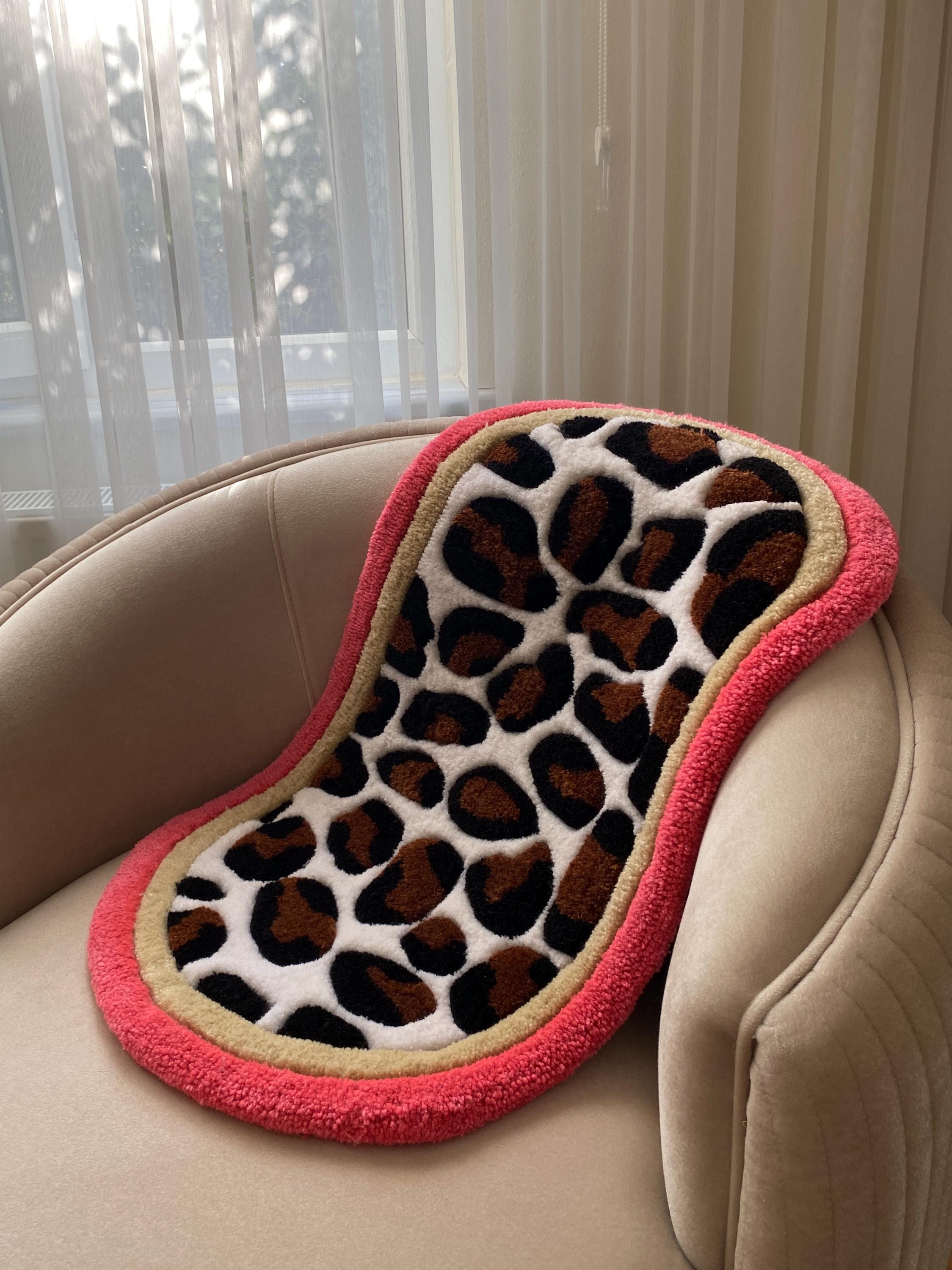 Handmade Oval Leopard Print Tufted Rug, Stylish Animal Print Floor Accent, Unique Home Decor for Modern and Bold Interiors
