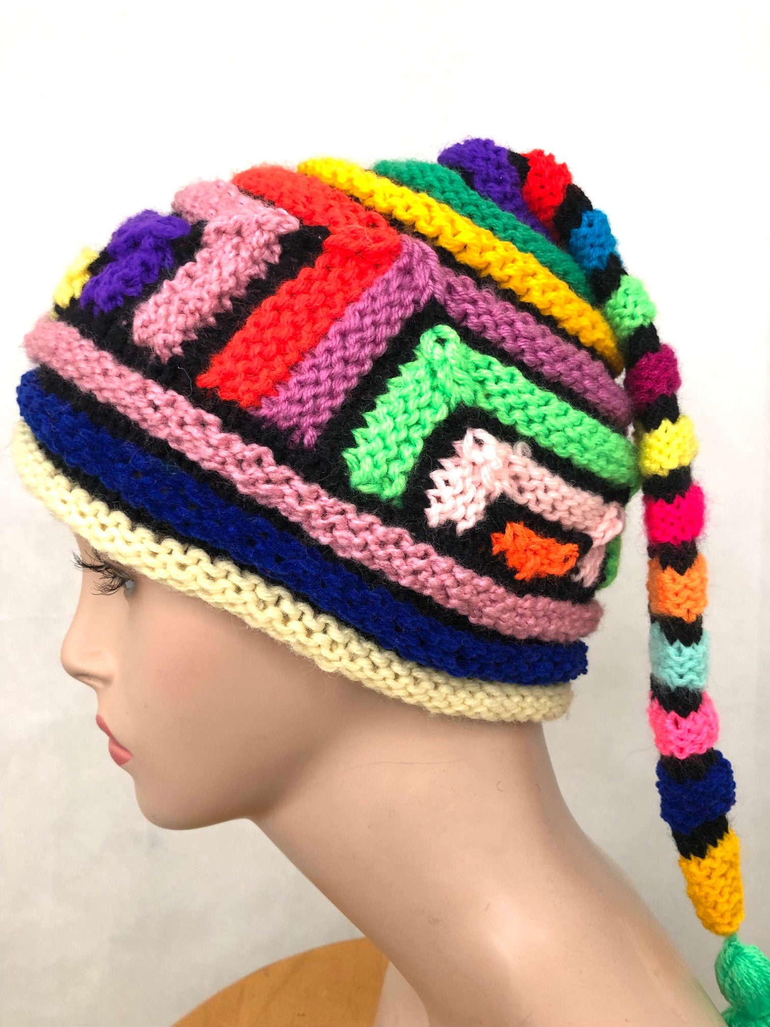 PIORUJK Deltarune Strickmütze - "Es Ist Fernsehzeit" Design, Warm & Stylisch