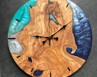 Horloge murale personnalisée en résine et bois d'olivier, grande horloge murale époxy colorée, art mural coloré, cadeau pour elle/lui, cadeau unique, cadeau de fête des mères