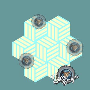 Puede incluir: Un patrón geométrico de cubos azul claro y amarillo pálido dispuestos en un grupo hexagonal sobre un fondo verde azulado. Tres iconos circulares de cabeza de león se colocan sobre los cubos, y el texto Leos Designs aparece en blanco abajo.