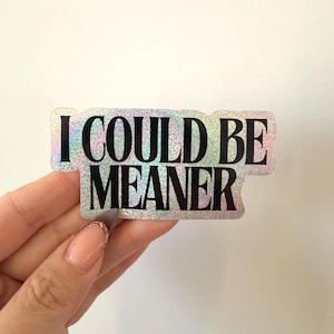 「I Could Be Meaner」ステッカー：ミニマリストでエッジの効いたユーモアのあるビニールデカール Holographic