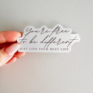 Adesivo "Sei libero di essere diverso" / Vivi la tua vita migliore / Adesivo di motivazione femminile per vibrazioni positive e amor proprio