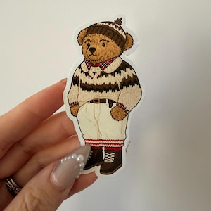 Adesivo Cozy Aesthetic Coffee Bear o Martini Bear - Orsetto carino con maglione, atmosfera invernale preppy, vinile per diario e laptop Winter Ski Bear