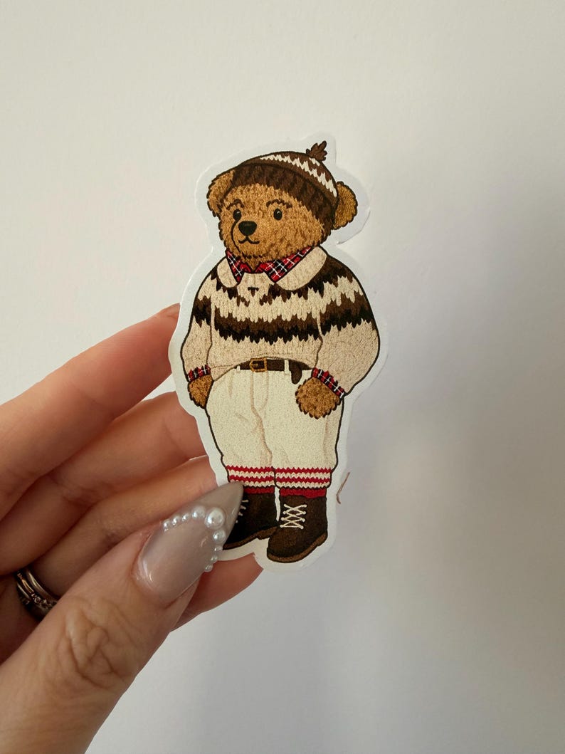 Adesivo Cozy Aesthetic Coffee Bear o Martini Bear - Orsetto carino con maglione, atmosfera invernale preppy, vinile per diario e laptop Winter Ski Bear