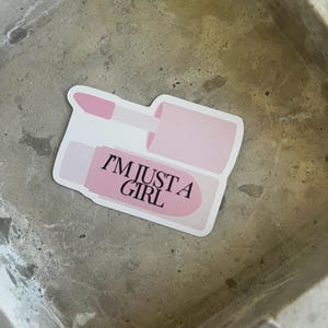 Soy solo una chica - Pegatina de brillo labial - Pegatina estética, pegatina para iPad, pegatina para Kindle, pegatina para botella de agua, pegatina para portátil, pegatina femenina