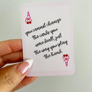 Adesivo de Carta Ás Rosa - "Não se pode mudar as cartas, só se joga assim" - Adesivo para laptop, garrafa de água e agenda