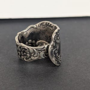 Vintage Löffel Ring - Wm Rogers - Silber Ton Floral Blume gemustert Griff Größe 8