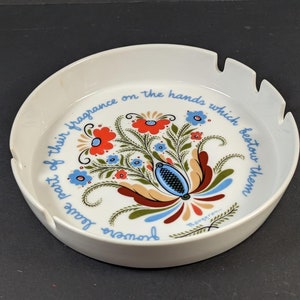 Vintage 60&#39;s 70&#39;s ceramiczna popielniczka w stylu holenderskim z nadrukiem - kwiaty pozostawiają część swojego zapachu cytat