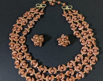 Conjunto de collar vintage de cuentas de varias hebras y pendientes a juego: cuentas en forma de medialuna rosa polvoriento de mediados de siglo.