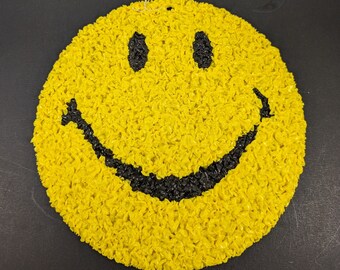 Vintage-Kunststoff-Popcorn-Dekor aus geschmolzenem Kunststoff – 70er-Jahre-Hippie-Smiley-Gesicht