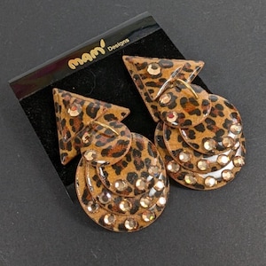 Brincos vintage dos anos 80 Mam Designs Joias artesanais em cartão com estampa de leopardo e pingente