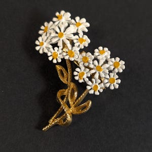 Vintage Emaille Blumen Brosche - 60er 70er Jahre Mid Century Blumen Anstecknadel - goldfarbene emaillierte Gänseblümchen Blumensträuße
