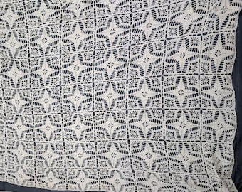 Colcha/mantel cuadrado de encaje de ganchillo delicado de 80 x 80 pulgadas.