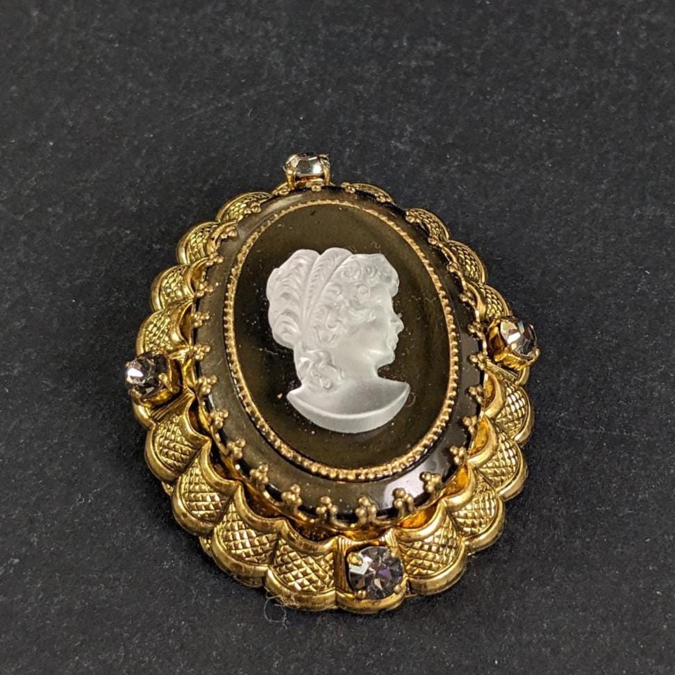 W.GERMANY カメオネックレス W Germany Cameo Brooch - Etsy