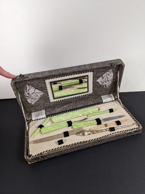 Vintage 40's Manicure Set - Green Marbled Plastic… - image 1