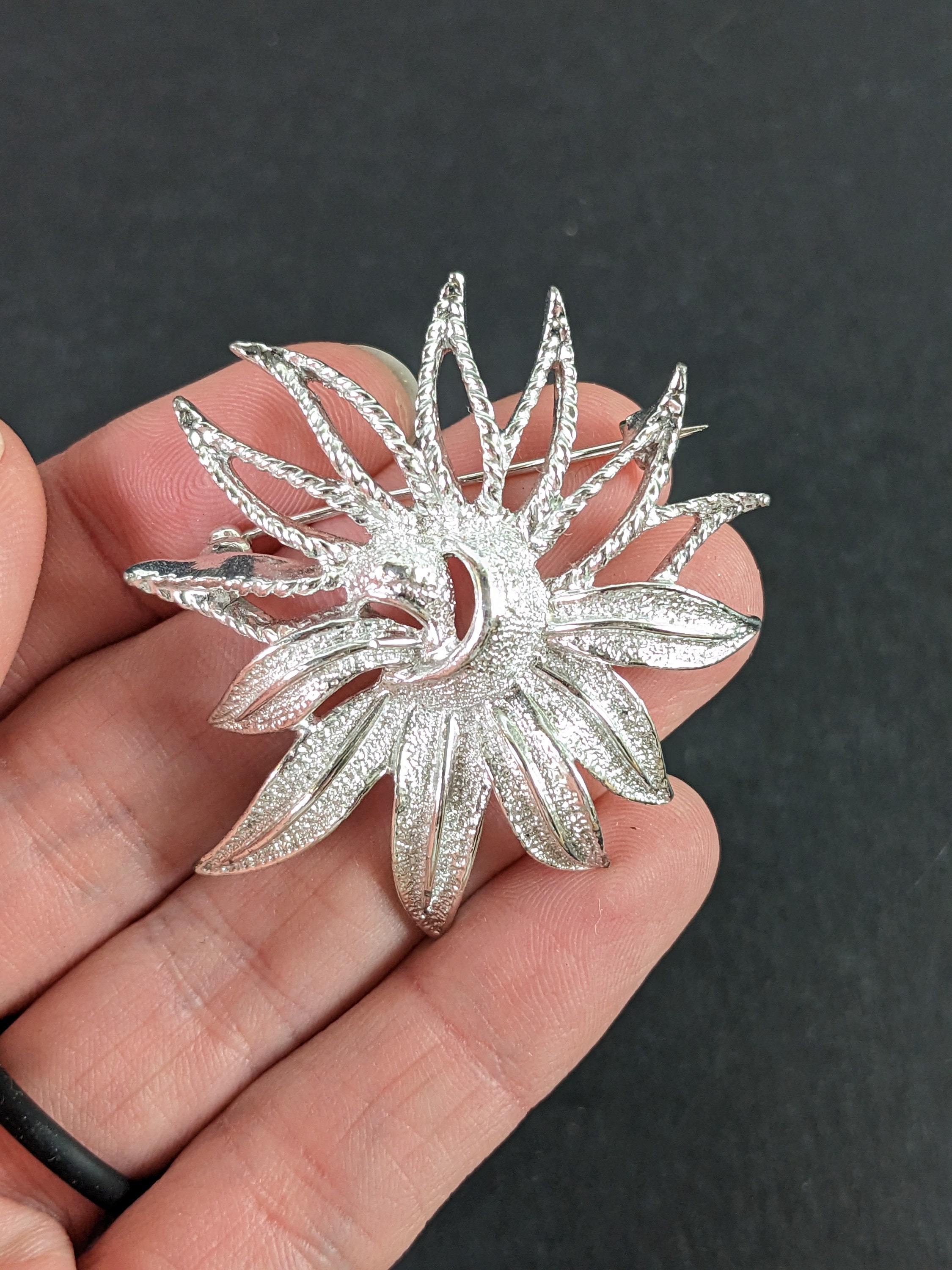 Broche Vintage Argentée Signée SARAH COVENTRY 3334 – Bijou Fantaisie élégant, Occasion Avec Légères Traces Du Temps