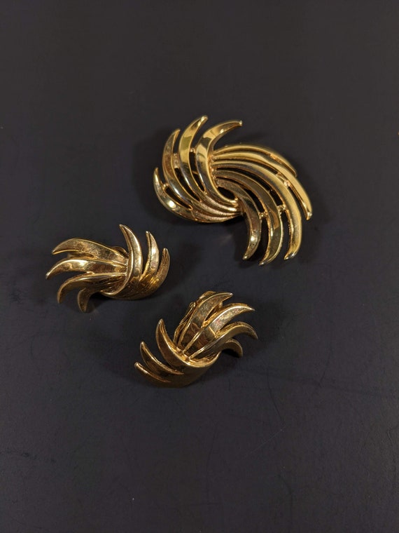 Vintage trifari brooch deals