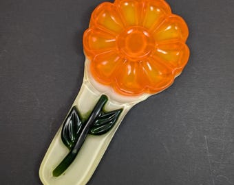 Reposacucharas vintage de los años 70, con estampado floral naranja estilo Flower Power, acrílico, lucita, resina y plástico.