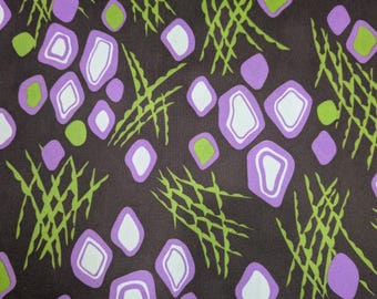 Tela de punto elástica vintage de los años 70, 1 yarda de largo y 60 pulgadas de ancho, con estampado floral grande en marrón y morado.