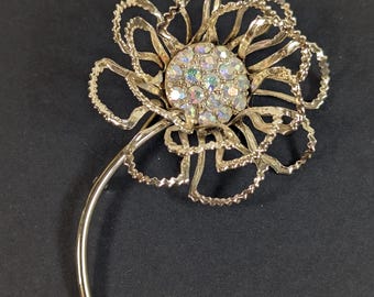 Broche Vintage Forme Fleur Ruban Avec Cœur Strass - Métal Blanc, 4,6 Cm - Neuf Sans Emballage