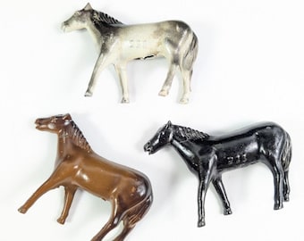 3 caballos vintage de metal fundido marcados como "Hechos en EE. UU." Putz Village Navidad