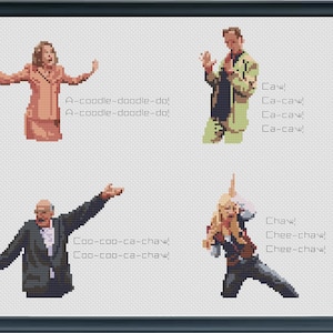 Puede incluir: Obra de arte de punto de cruz con cuatro figuras y texto. Las figuras están en un estilo pixelado, incluyendo una mujer con un atuendo color melocotón y un hombre con traje. El texto incluye frases como "A-coodle-doodle-do!" y "Caw!" La obra está enmarcada.