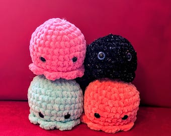 Handgemaakte gehaakte mini-octopusknuffel