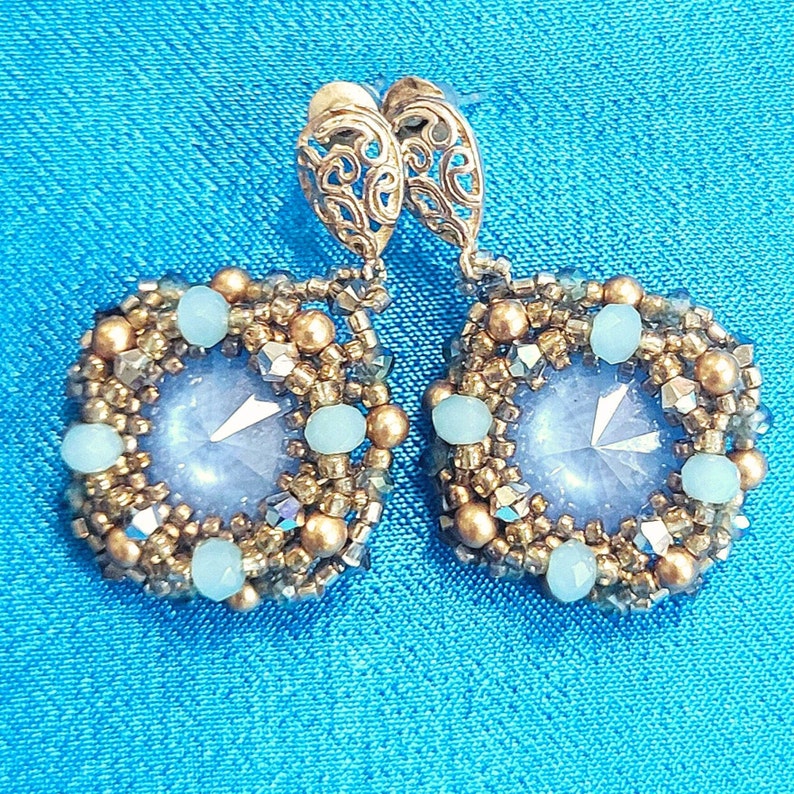 Pendientes colgantes únicos Pendientes con cuentas Pendientes de piedra Swarovski Pendientes de cristal Swarovski Pendientes navideños Pendientes de colores azules y dorados imagen 1