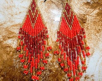 Pendientes colgantes con cuentas Pendientes hechos a mano Pendientes de color rojo y dorado Pendientes colgantes espectaculares Pendientes largos con decoración vibrante de verano