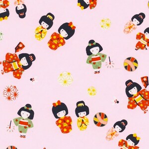 Chiyogami oder Yuzen Papier - süße kleine Kimono Mädchen, rosa, rot, gelb und Sellerie grün auf einem blassrosa Hintergrund, 23x30 cm