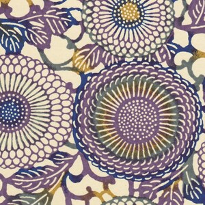 Chiyogami oder Yuzen Papier - japanische Chrysanthemen, lila und marineblau mit moosgrünen und ockerfarbenen Akzenten, 23x30 cm