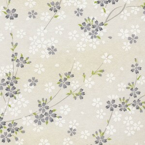 Chiyogami oder Yuzen Papier - schwebende Taubenblüten in grau und weiß auf einem perlmuttfarbenen Hintergrund in Elfenbein und Gold, 24x30 cm