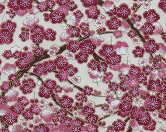 Papier chiyogami ou yuzen - fleurs de cerises - violet foncé et magenta sur taupe, 9x12 pouces