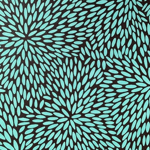 Chiyogami oder Yuzen Papier - lebendige, grafische türkise Blumen auf kakaobraunem Hintergrund, 24x30 cm