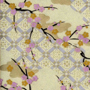 Papel chiyogami o yuzen - tenues ramas de ciruelo con flores de lavanda y oro, 9x12 pulgadas