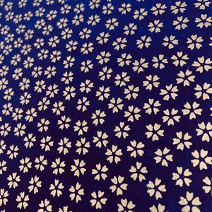 Carta Chiyogami o yuzen - fiori di ciliegio color oro metallizzato su blu cobalto, 9x12 pollici