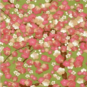Papier chiyogami ou yuzen - fleurs de cerisier - rose et vert, 30 x 30 cm