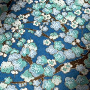 Papier chiyogami ou yuzen - fleurs de cerisier - nuances de bleu sur un fond bleu profond, 23 x 30 cm