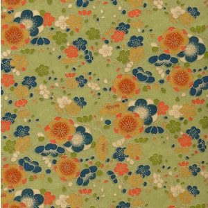 Carta Chiyogami o yuzen - fiori di mango con oro metallizzato su verde, 9x12 pollici