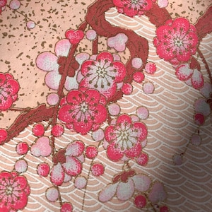 Papel Chiyogami ou yuzen - ramos de lindas flores de cerejeira rosa em um fundo rosa claro e detalhes dourados, 9 x 12 polegadas