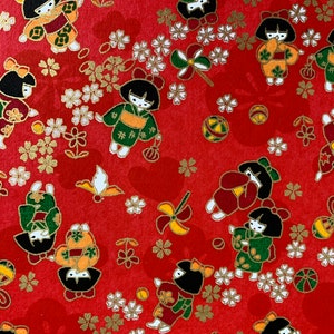 Chiyogami oder Yuzen Papier - süße kleine Kimono Mädchen, rot, grün, gelb und Blüten auf einem satten roten Hintergrund, 9x12 Zoll
