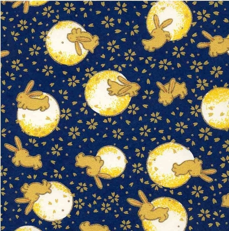 Chiyogami oder Yuzen-Papier Hase über dem Mond, mitternachtsblau und gold, 23x30cm Bild 1