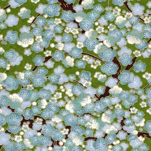 Chiyogami- oder Yuzen-Papier – Kirschblüten – Blau auf Erbsengrün, 9 x 12 Zoll