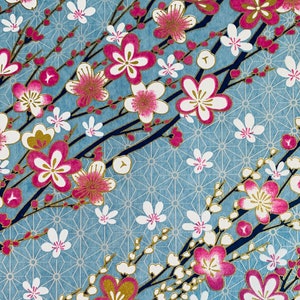 Papel chiyogami o yuzen: ramas de flores magenta, blancas como la nieve y doradas sobre un fondo de celosía azul y plateado, 9x12 pulgadas
