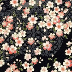 Papier chiyogami ou yuzen - jolies vagues de fleurs de cerisier roses sur fond noir, 23 x 30 cm