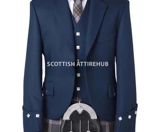Può includere: Giacca da kilt blu navy con gilet abbinato e cravatta fantasia. La giacca ha bottoni argentati e dettagli sui polsini. Il kilt è a quadri grigi e viola. Il testo "SCOTTISH ATTIREHUB" è visibile sulla giacca.