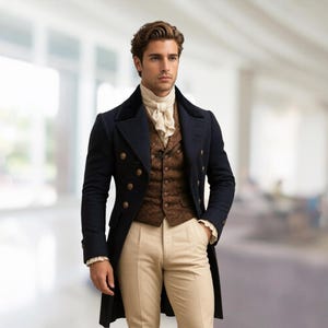 Könnte beinhalten: Ein marineblauer, zweireihiger Mantel mit goldenen Knöpfen, getragen über einer braunen, gemusterten Weste und einem cremefarbenen Hemd mit Rüschen. Das Outfit wird durch beige Hosen ergänzt. Der Mantel hat einen schwarzen Samtkragen.