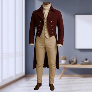 Op de afbeelding: Een bordeauxrode rokkostuum met gouden knopen, een crèmekleurig vest en een beige broek. Het pak wordt op een mannequin getoond. De outfit bevat een wit overhemd met kraag en bruine laarzen, wat een historische of formele stijl oproept.